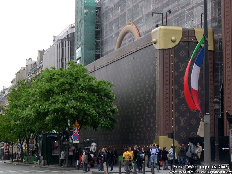 People in front of Louis Vuitton Maison Champs Élysées in Paris